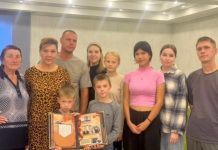 «Нужно было это вытерпеть. Они двери разбивали, посуду били»: как волонтёр СВО из Башкирии стала матерью для 30 детей