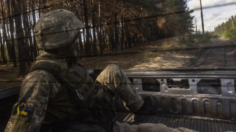 Окружённые в Купянске солдаты ВСУ сдаются в плен из-за тяжёлого положения