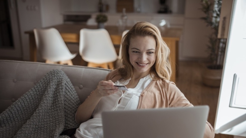 От продуктов и одежды до электроники и техники: почему россияне стали на треть чаще покупать товары в интернете