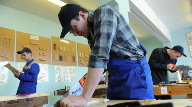 Рабочие и служащие: Госдума приняла законопроект о бесплатном обучении профессии для не сдавших ОГЭ школьников