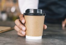 Россиянам объяснили, опасны ли одноразовые стаканы для кофе навынос