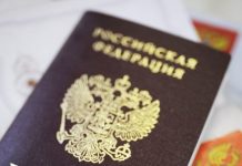 Слуцкий предложил вписывать детей в паспорт родителей независимо от возраста