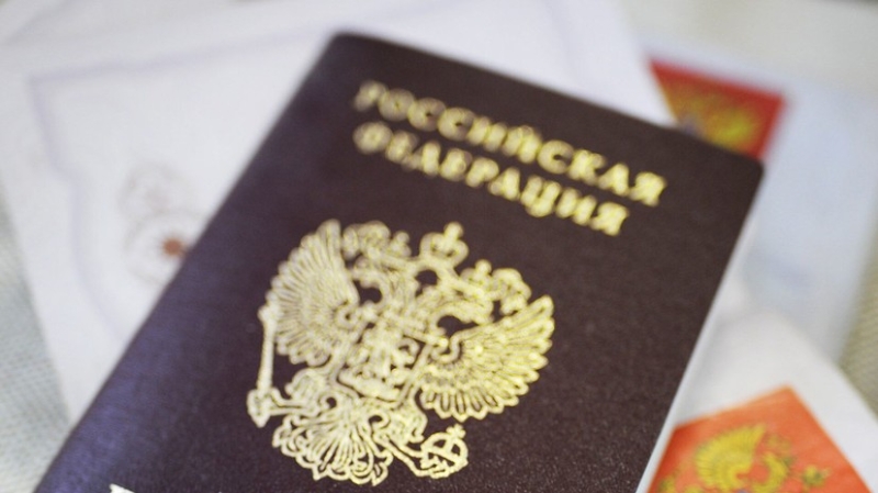 Слуцкий предложил вписывать детей в паспорт родителей независимо от возраста