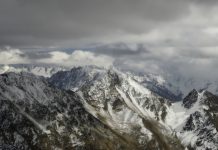 Туристы из незарегистрированной группы сорвались со склона в Карачаево-Черкесии