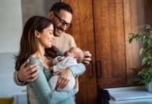 В России призвали ввести зарплату для занимающегося воспитанием детей родителя