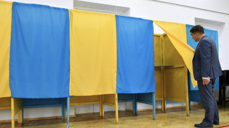 «Фейковые выборы»: почему в партии Зеленского продвигают идею онлайн-голосования