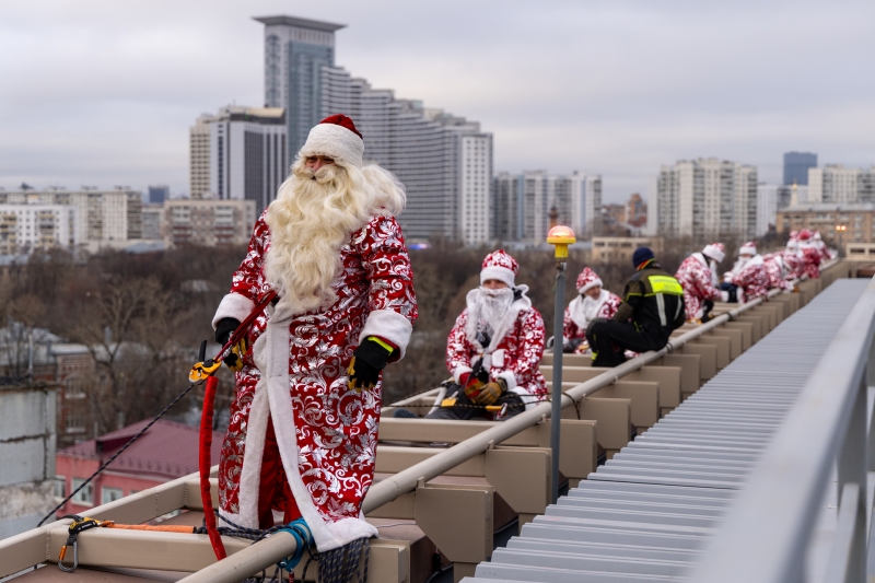Лёд, караоке и летающие Деды Морозы: кто и как создаёт праздничное настроение