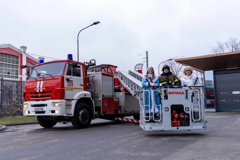 Лёд, караоке и летающие Деды Морозы: кто и как создаёт праздничное настроение