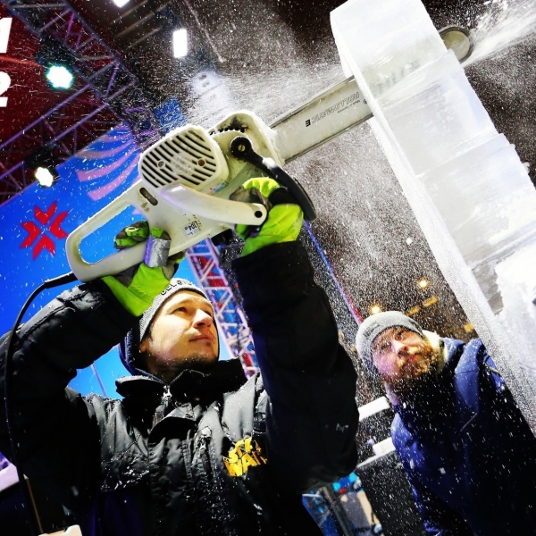 Лёд, караоке и летающие Деды Морозы: кто и как создаёт праздничное настроение