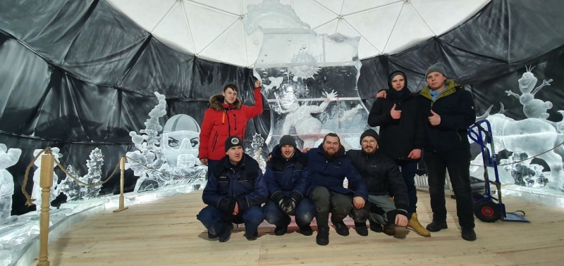 Лёд, караоке и летающие Деды Морозы: кто и как создаёт праздничное настроение