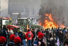 Полиция применила слезоточивый газ против протестующих в Брюсселе