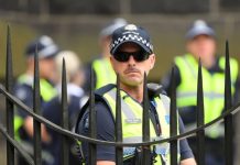 При стрельбе на пляже в Сиднее погибли десять человек