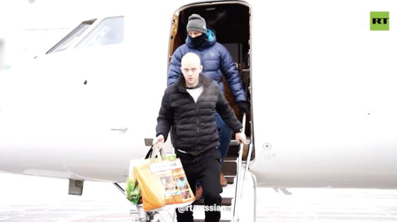 ФСБ показала видео возвращения в Россию баскетболиста Касаткина