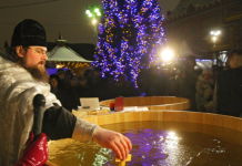 Глава «России Православной»: крещенскую воду не следует выливать в раковину