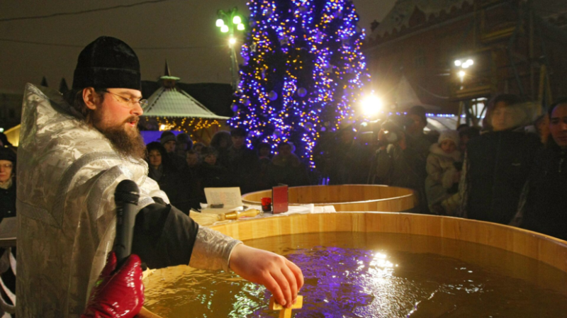 Глава «России Православной»: крещенскую воду не следует выливать в раковину