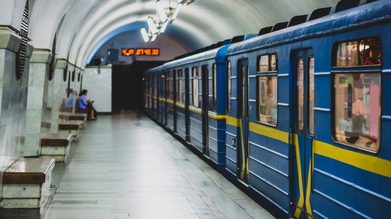 Из-за дефицита электроэнергии поезда в метро Киева перевели в ручной режим