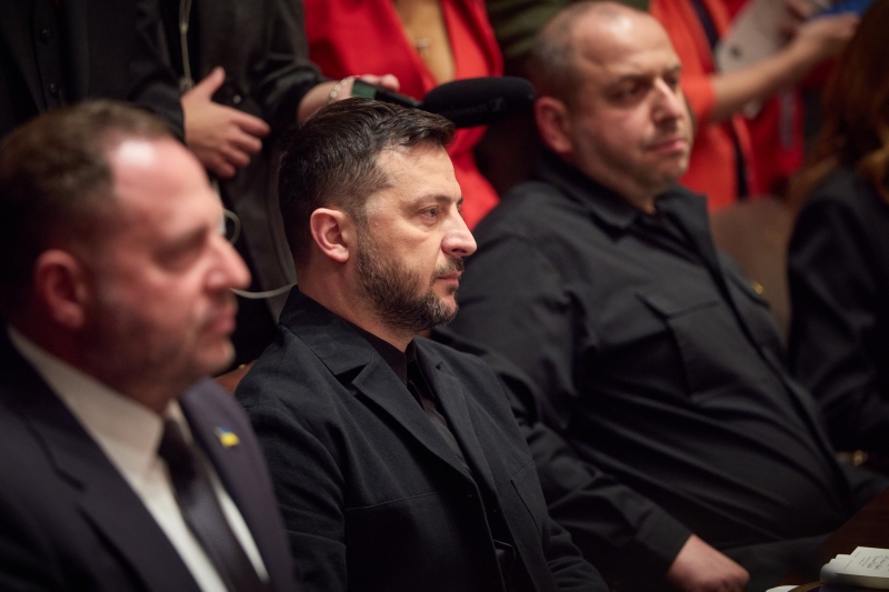 «Очередной карточный домик»: что может стоять за кадровыми перестановками в ключевых ведомствах Украины