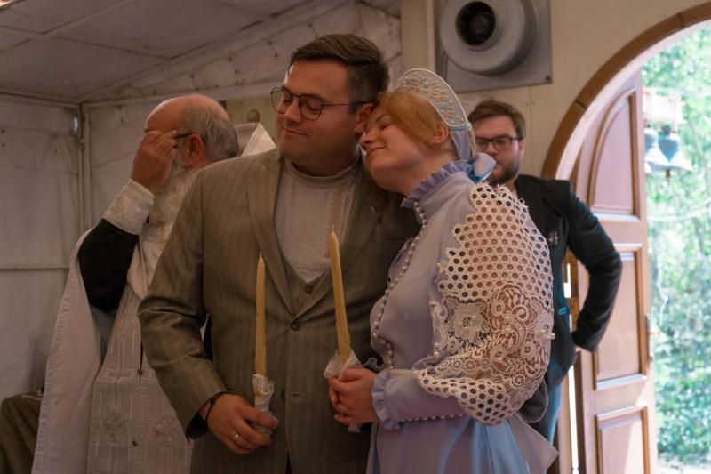 «Поняли, что смысла тянуть нет»: как доброволец встретил на СВО свою любовь и обвенчался в военно-полевом храме