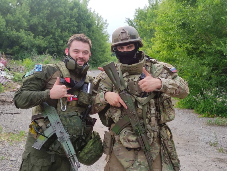 «Поняли, что смысла тянуть нет»: как доброволец встретил на СВО свою любовь и обвенчался в военно-полевом храме