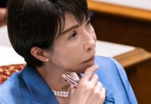 Премьер Японии в новогоднем поздравлении пошутила о «призраках» в резиденции