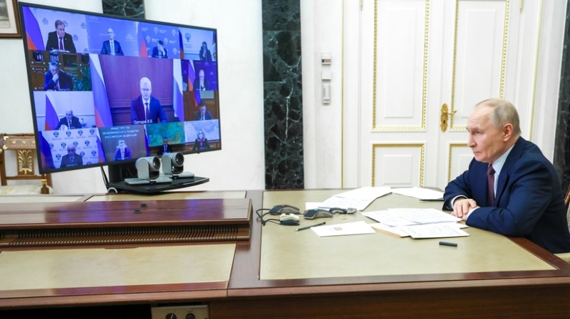 Продление работы детсадов и яслей, поддержка семей и штрафы для застройщиков: что обсудил Путин с правительством