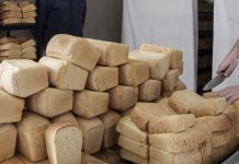 «СТРАНА.ua»: в Киеве люди скупают хлеб из-за угрозы отключения электричества