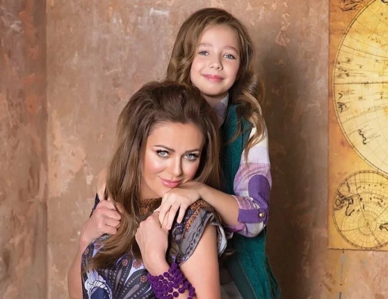 «Талант, щедрость, лёгкость»: родные и друзья Юлии Началовой — о её вокальном даре, обаянии и популярности у бойцов СВО