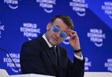 Трамп высмеял Макрона за появление в солнечных очках в Давосе