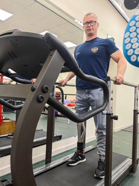 «В окопах не так страшно было»: как потерявший ногу на СВО чемпион ДНР по пауэрлифтингу помогает раненым бойцам