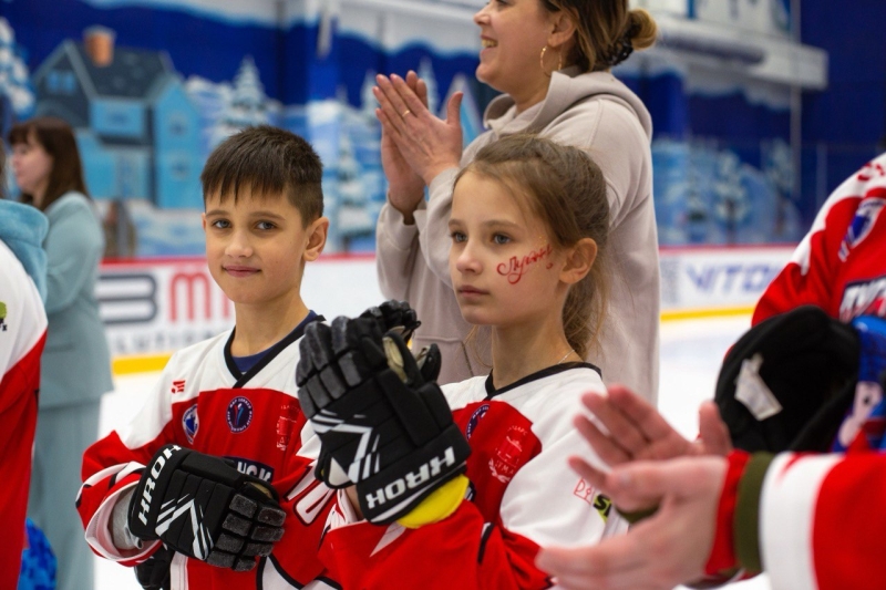 «Вместе к большой победе»: как особенные дети играют в хоккей в ЛНР