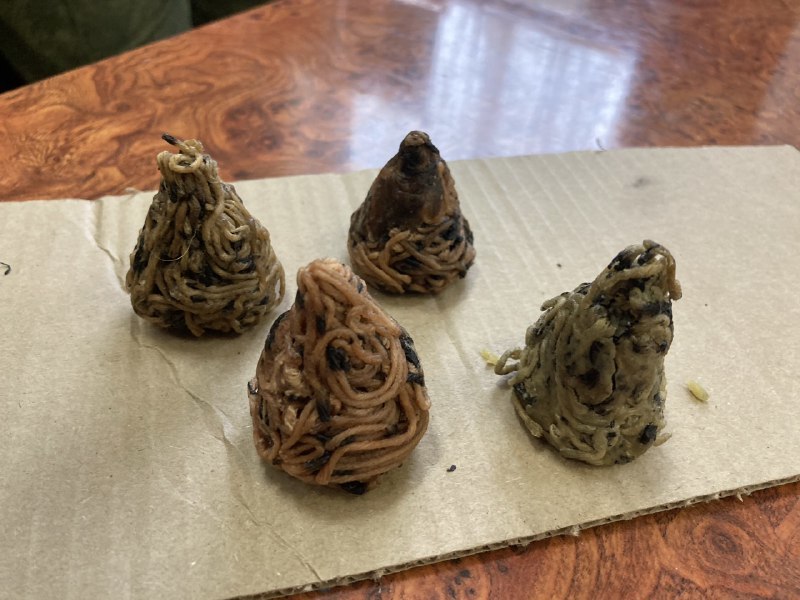 «Волонтёр — это не по-русски, мы добровольцы»: зачем капитан 2-го ранга запаса Серёжкин лепит «пирамидки» из огарков