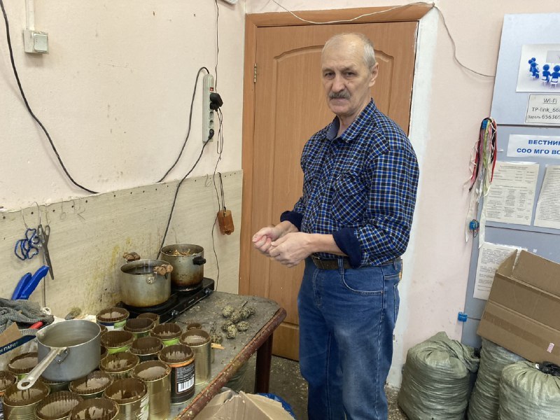 «Волонтёр — это не по-русски, мы добровольцы»: зачем капитан 2-го ранга запаса Серёжкин лепит «пирамидки» из огарков