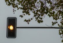 Автоэксперт Ладушкин: за проезд на жёлтый сигнал светофора предусмотрен штраф