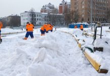 Городские службы Москвы ликвидируют последствия снегопада