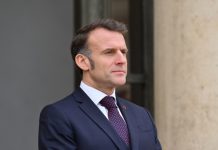 Макрон заявил, что ЕС должен быть за столом переговоров с Россией