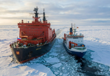 Немецкий ледокол сломался при попытке расчистить путь для танкера с СПГ