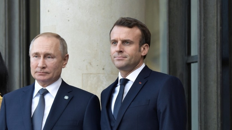 «Поможет оперативно наладить диалог на высшем уровне»: в Кремле рассказали о контактах между Москвой и Парижем