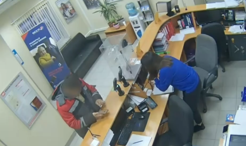 «Расправила пуповину и перетянула её»: как кассир-контролёр приняла роды в машине на трассе в Калужской области