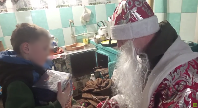 «Родители не могли подойти из-за беспилотников»: почему дети Донбасса иногда получают новогодние подарки в феврале