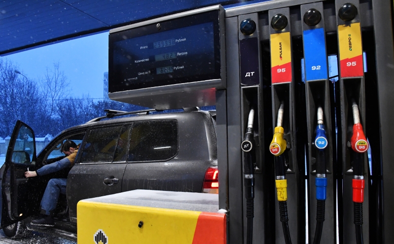 «Удержать ситуацию под контролем»: как продление запрета на вывоз бензина из России может сказаться на его цене
