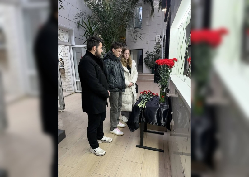 «Заблокировал дверь и пополз к кнопке»: в Анапе прощаются с охранником, который ценой жизни спас учащихся от напавшего