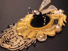 Почему вышивкa в дизaйнe интepьepa снова на волне и как использовать золотное шитьё, чтобы создать премиальный образ дома