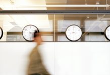 Юрист Курбаков: за незаконный вызов сотрудника на работу грозит штраф