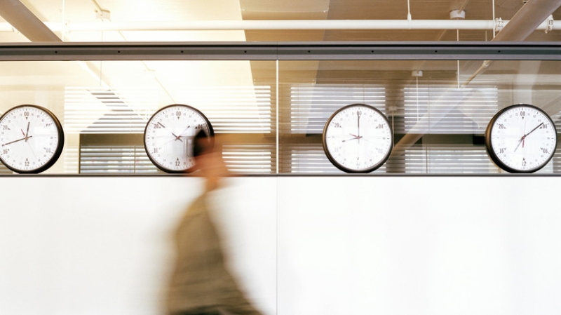 Юрист Курбаков: за незаконный вызов сотрудника на работу грозит штраф