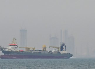 КСИР пригрозил уничтожить любое судно, пытающееся пройти через Ормузский пролив