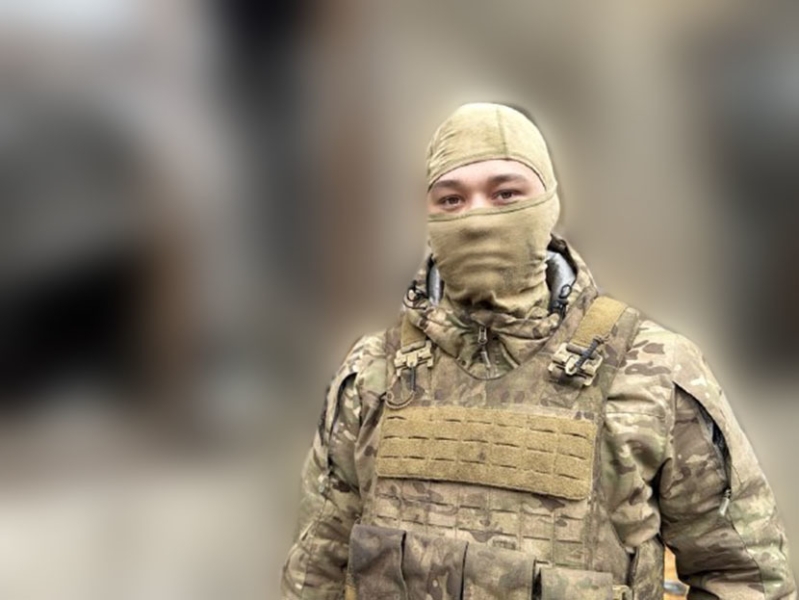 «Мотоцикл с люлькой пришлось бросить, и я полчаса бегал вокруг столба»: как воюет зумер на СВО