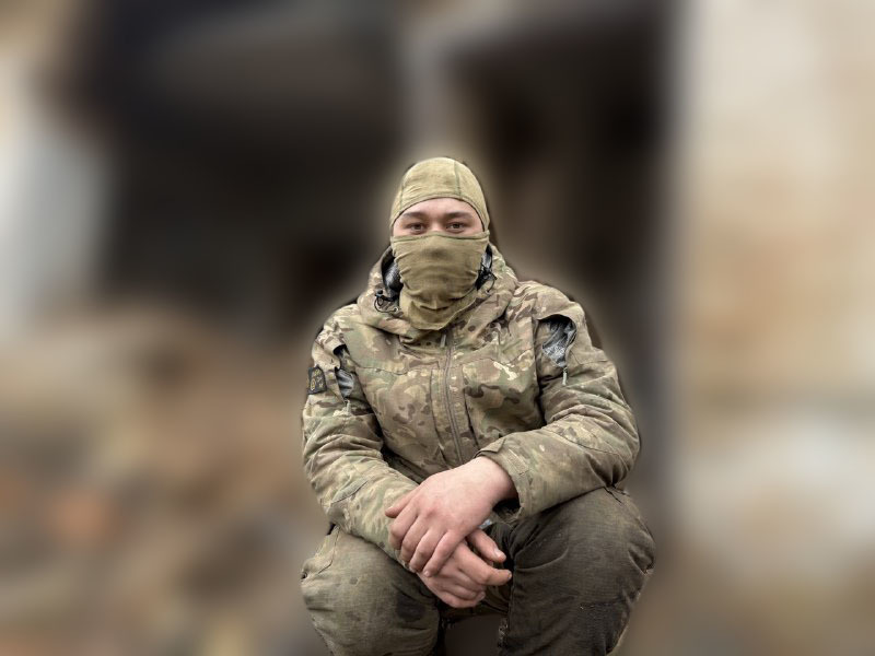 «Мотоцикл с люлькой пришлось бросить, и я полчаса бегал вокруг столба»: как воюет зумер на СВО