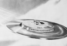 Мужчина оспаривает выговор за поиск чертежей НЛО и роликов об СВО на работе