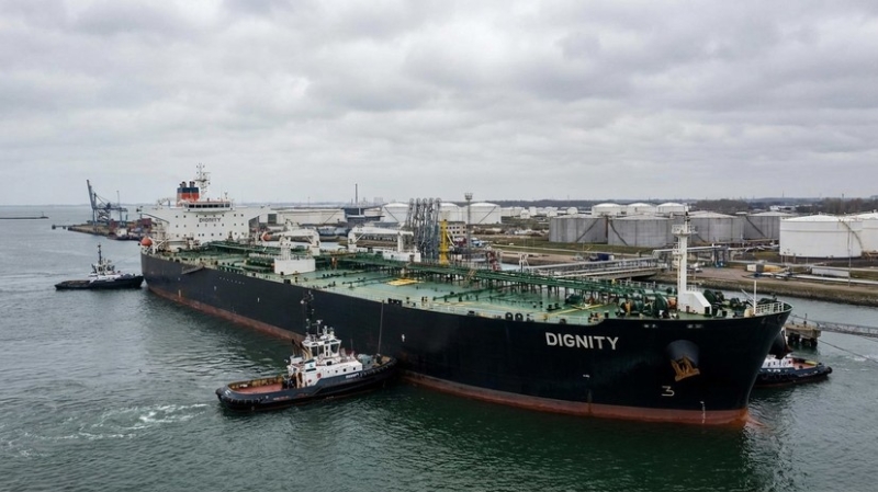«Нас оставили погибать»: на арестованном в Египте танкере Dignity остались только два российских моряка