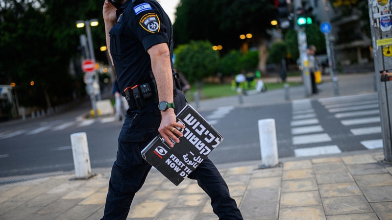 РИА Новости: в Тель-Авиве полиция силой разгоняет незаконный антивоенный митинг